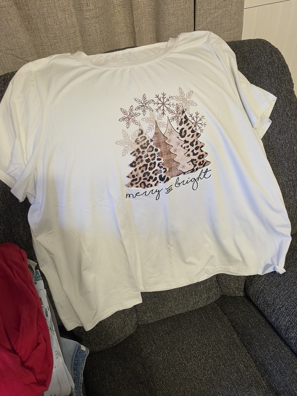 SHEIN White Holiday Graphic Tee with Leopard Tree Print